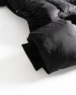 20 AYMSK - 'TYPOGRAPHIC' 1K MILESTONE PUFFER JACKET (BLACK)